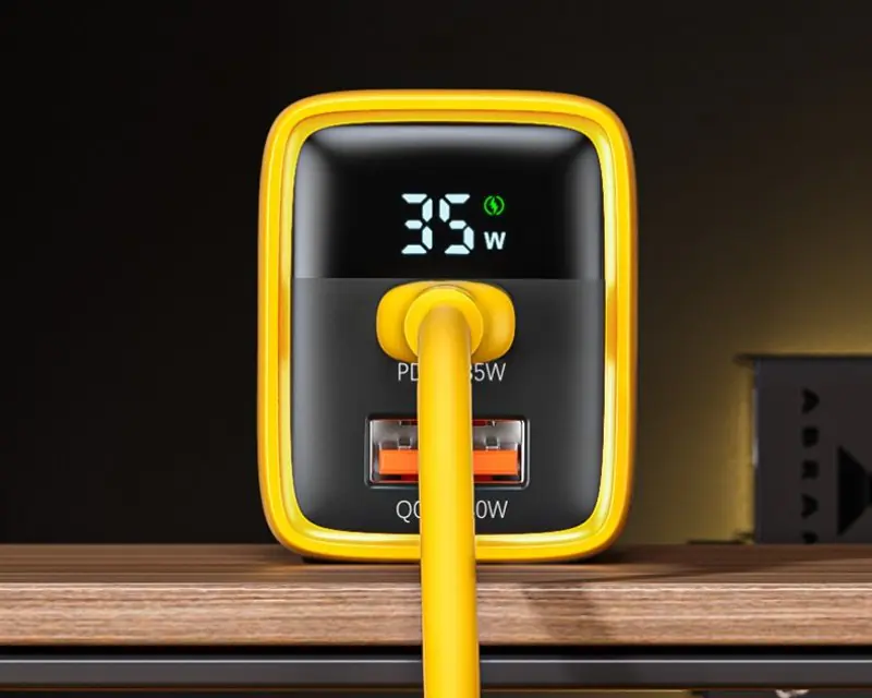 WEKOME WP-U25 Super brzi Strujni GaN Punjač, 2-porta USB (3.0 i 3.1 Tip-C) 35W, sa displejom, žuti - Slika proizvoda 2